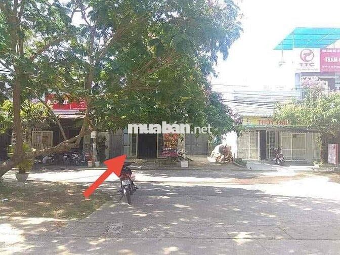 BÁN ĐẤT TẶNG NHÀ CẤP 4 ĐANG CHO THUÊ 6.8 TRIỆU GẦN BẾN XE TRUNG TÂM
