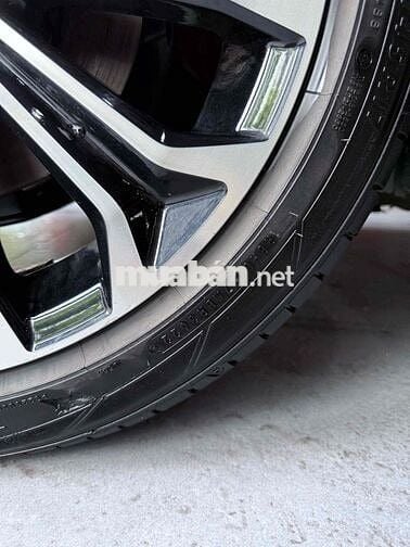 Toyota Corolla Altis 1.8V 2022 16.000 km không lỗi