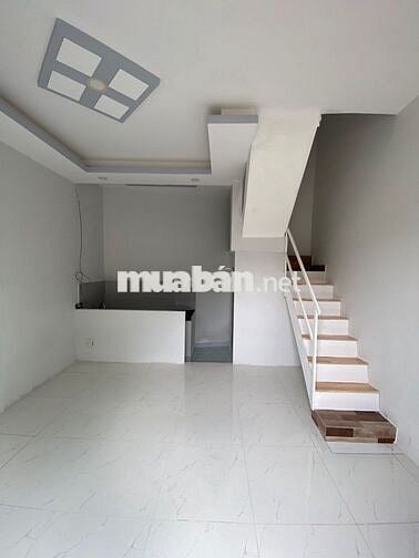 Nhà mặt phố trệt 3 lầu. Có 3Pn 4wc. Mặt tiền 6m, oto đỗ cửa