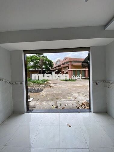 Nhà mặt phố trệt 3 lầu. Có 3Pn 4wc. Mặt tiền 6m, oto đỗ cửa