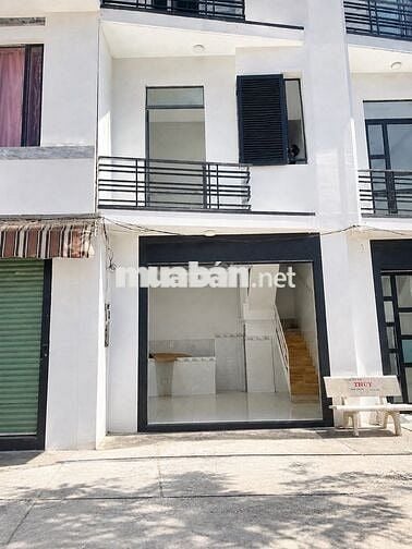 Nhà mặt phố trệt 3 lầu. Có 3Pn 4wc. Mặt tiền 6m, oto đỗ cửa