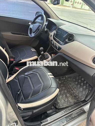 Hyundai Grand i10 Số sàn Bạc 5 chỗ