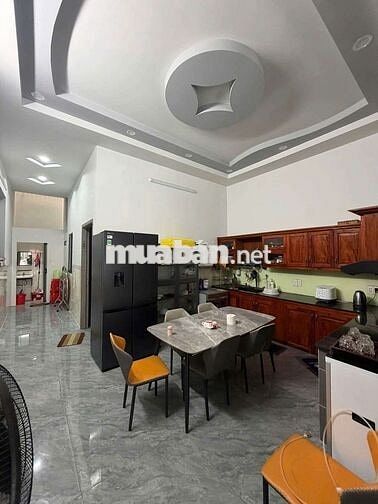 Nhà mặt tiền Hòa Phú, gần trường THCS và THPT Nguyễn Khuyến, giá 10 tr