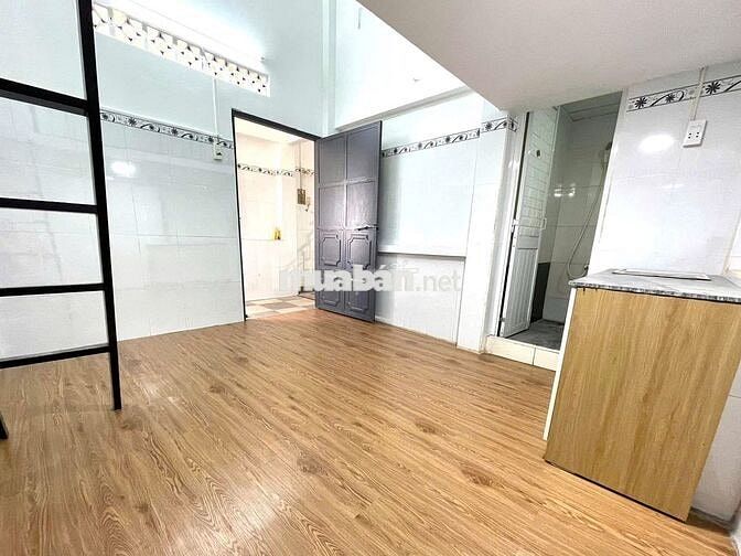 Phòng cho thuê có máy lạnh cửa sổ trời giá rẻ gần Cv Làng Hoa
