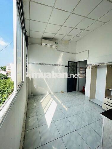 Phòng cho thuê có máy lạnh cửa sổ trời giá rẻ gần Cv Làng Hoa