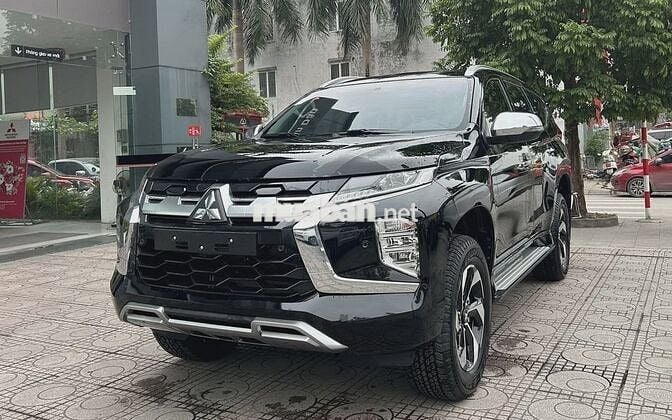 Mitsubishi Pajero Sport 3.0 V6 Đen Tự động 8 cấp