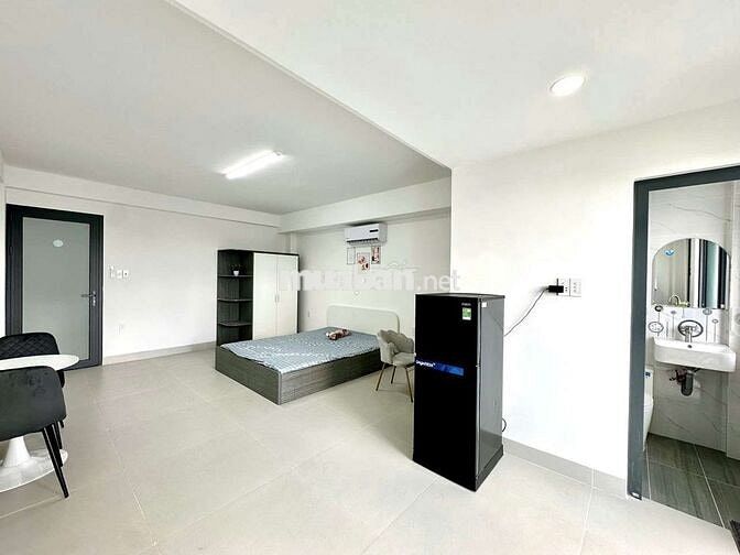 STUDIO BAN CÔNG SIÊU RỘNG GẦN VINCOM PHAN VĂN TRỊ