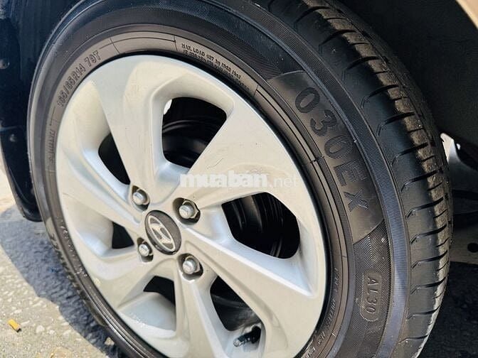 Hyundai Grand i10 Số tự động Vàng cát 5 chỗ