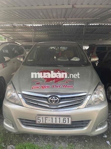 Toyota Innova 7 chỗ màu Bạc