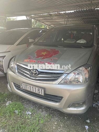 Toyota Innova 7 chỗ màu Bạc