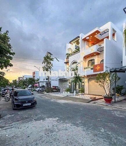 NHÀ 2 LẦU CAO CẤP - KDC HỒNG LOAN