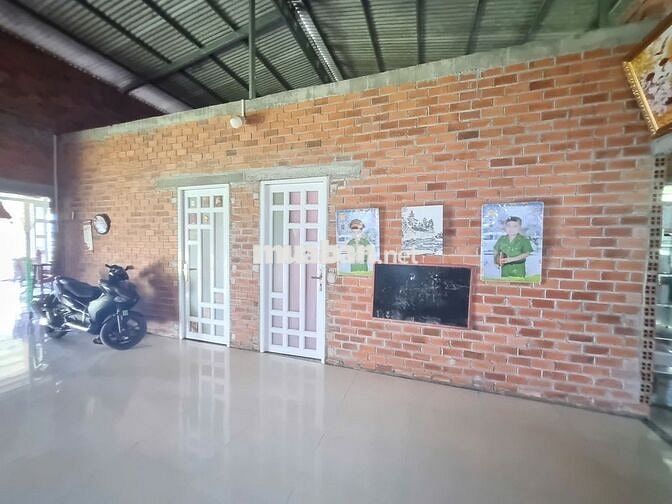 Nhà 3 phòng ngủ, gần 2  trường học, gần KCN. 1,4 tỷ TL