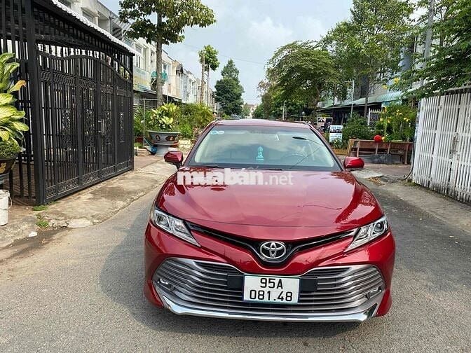 Toyota Camry 2.0G màu Đỏ