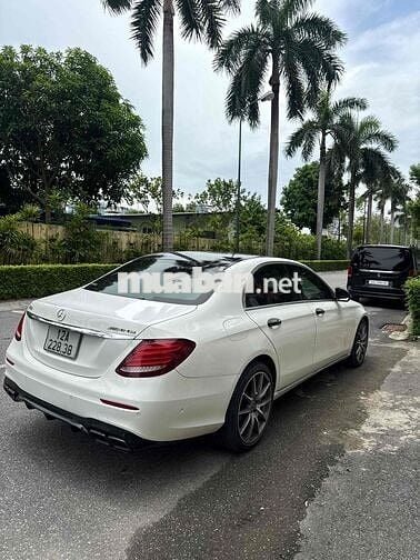 Mercedes-Benz E200 Trắng 5 chỗ