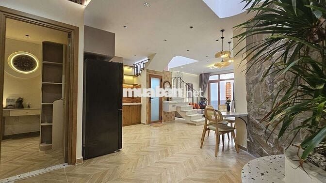 Nhỉnh 6₫ - 72m² - 3PN - bể bơi - phòng gym - phòng xông hơi .