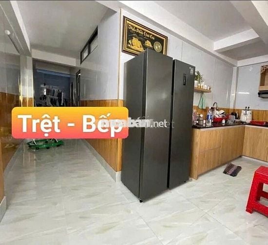 nhà rộng thoáng mát, sân có cây xanh, gần 200m2