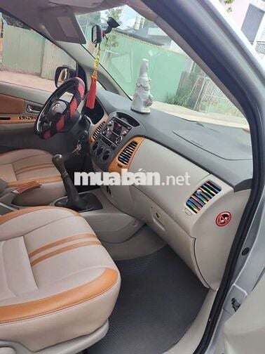 Toyota Innova 8chỗ số sàn màu Bạc