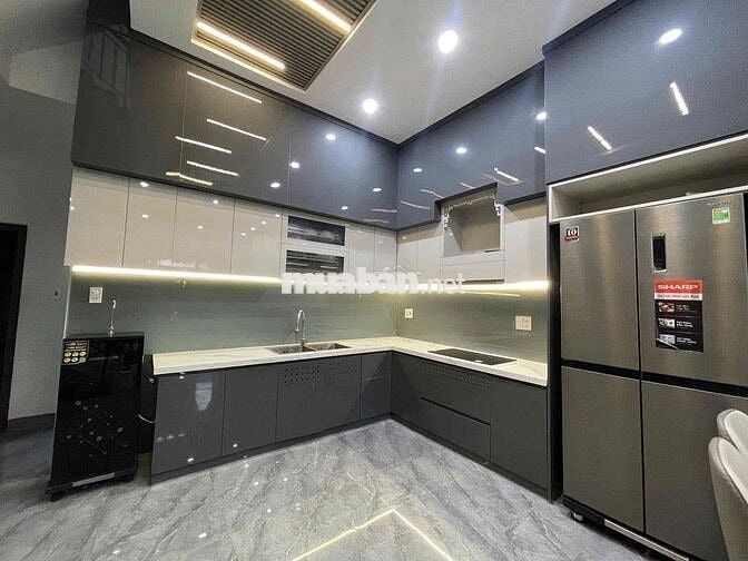 011 CHO THUÊ NHÀ 3 TẦNG HIỆN ĐẠI 3PN – CÓ SÂN ĐẬU Ô TÔ TRONG NHÀ