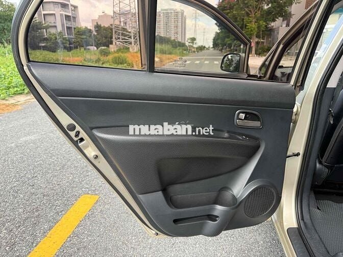 Kia Carens 2.0 full AT Vàng cát Tự động