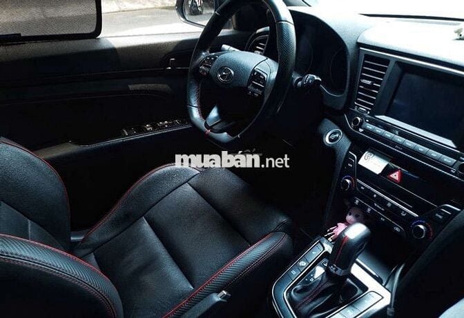 Hyundai Elantra Sport 2018 90000 km Đen