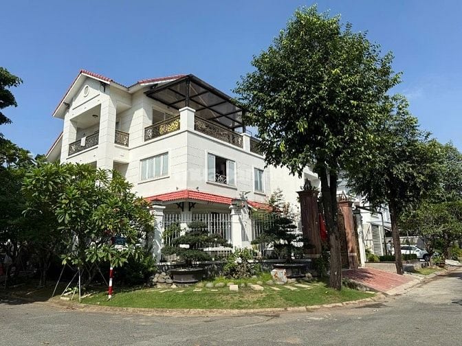BIỆT THỰ GÓC 2 MẶT TIỀN VIEW SÔNG NGAY BẾN DU THUYỀN (KDC NAM LONG)