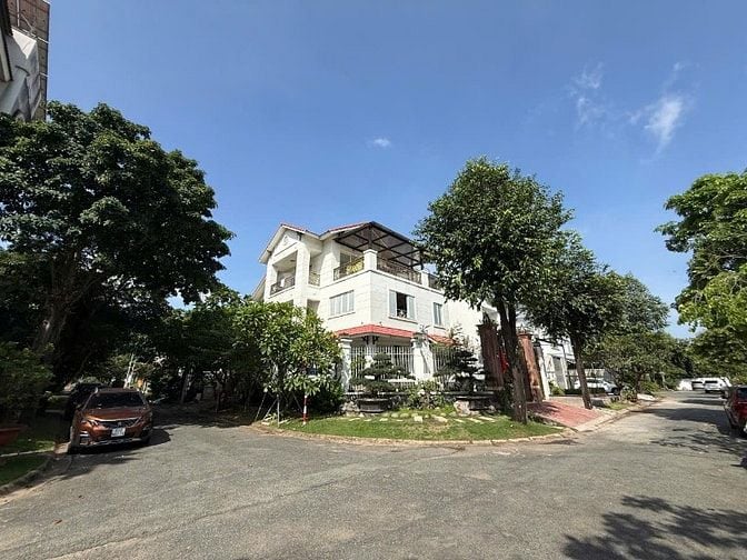 BIỆT THỰ GÓC 2 MẶT TIỀN VIEW SÔNG NGAY BẾN DU THUYỀN (KDC NAM LONG)