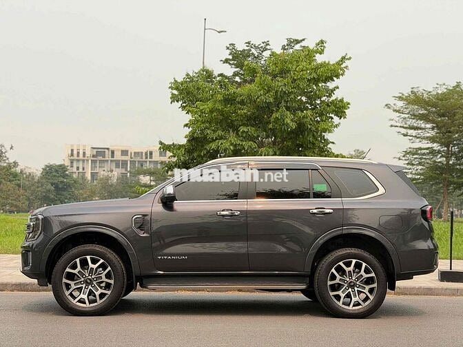 Ford Everest Titanium 4x2 SX 2024 Xám 18.000km