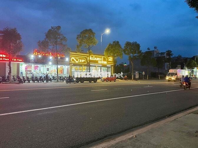 Bán nhà mặt tiền kinh doanh gần quốc lộ 13