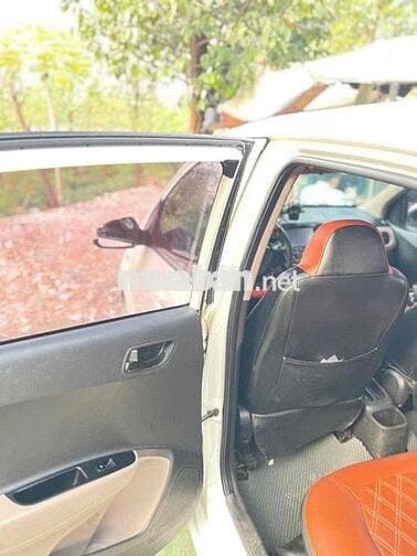 Hyundai Grand i10 Trắng 5 chỗ