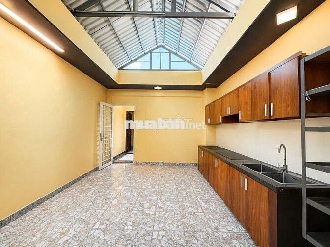BÁN NHÀ ĐƯỜNG NGUYÊN HỒNG - 3 TẦNG BTCT 4PN 3WC - NGANG LỚN VUÔNG VỨC