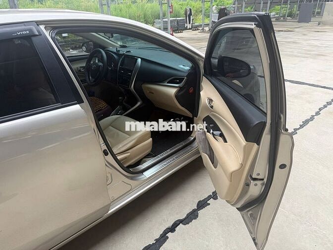 Toyota Vios Vàng cát 5 chỗ Xăng