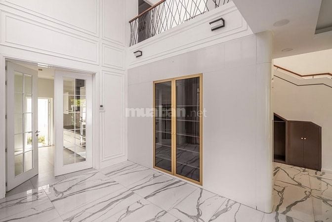 Cho thuê biệt thự Thảo Điền, 10x20m, 3 tầng, 5PN, sân vườn đẹp
