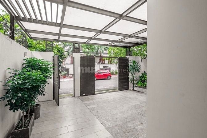 Cho thuê biệt thự Thảo Điền, 10x20m, 3 tầng, 5PN, sân vườn đẹp
