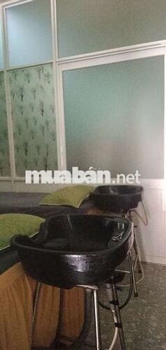 Cần sang tiệm hớt tóc Nam máy lạnh.