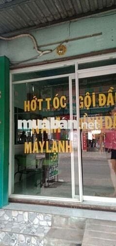 Cần sang tiệm hớt tóc Nam máy lạnh.
