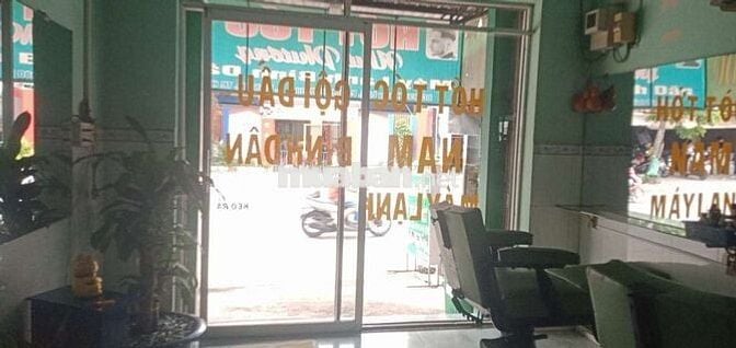 Cần sang tiệm hớt tóc Nam máy lạnh.