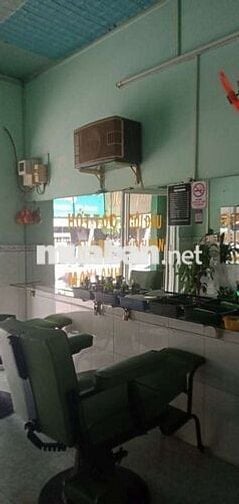 Cần sang tiệm hớt tóc Nam máy lạnh.