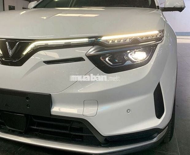 VinFast VF8 ECO AWD 2025 Trắng Điện 10km