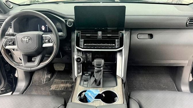 Bán Land Cruiser LC300 sản xuất 2025 siêu lướt 6000 Km.