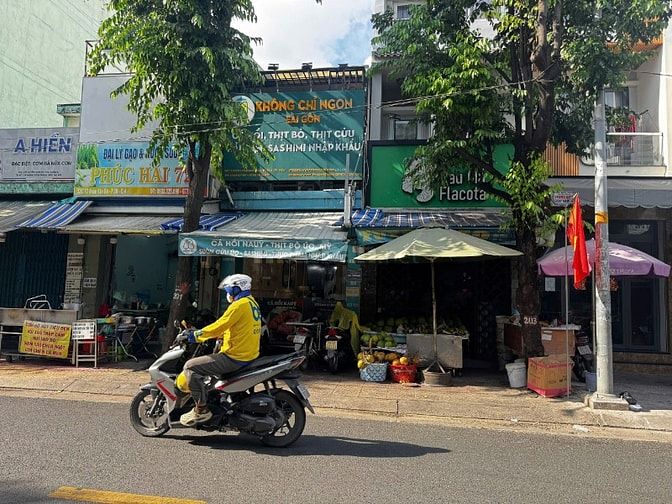 CHÍNH CHỦ BÁN NHÀ 70 VĨNH KHÁNH, DT:3,2 X 21M, CÓ HĐT THUÊ, GIÁ 11TỶ