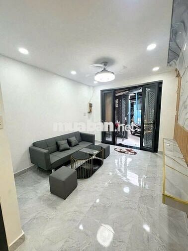 Nhà phố trệt 2 lầu. Có 3PN 3WC. Ngay trung tâm Q4. Hỗ trợ bank