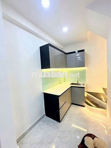 Nhà phố trệt 2 lầu. Có 3PN 3WC. Ngay trung tâm Q4. Hỗ trợ bank