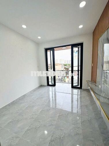 Nhà phố trệt 2 lầu. Có 3PN 3WC. Ngay trung tâm Q4. Hỗ trợ bank