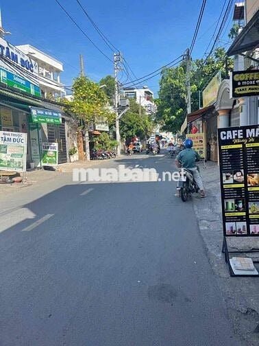 Cần cho thuê gấp nhà nguyên căn mặt tiền đường Nguyên hồng p11. bt