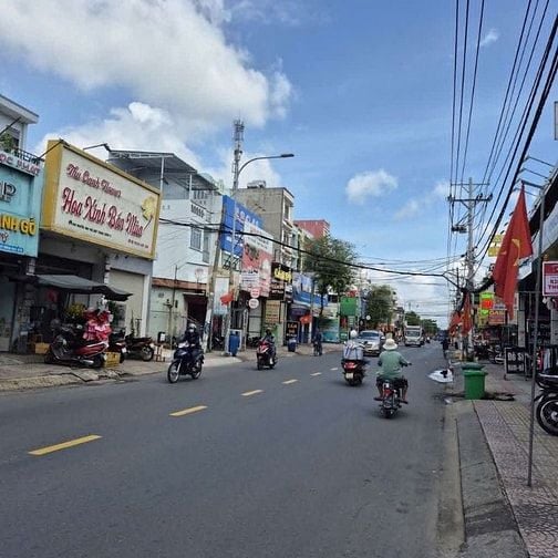 Bán nhà mặt tiền đường Nguyễn Ảnh Thủ