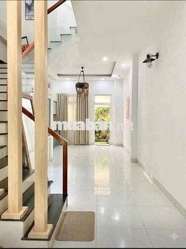 nhà nguyên căn 3 phòng ngủ cách ql13 chỉ 200 mét