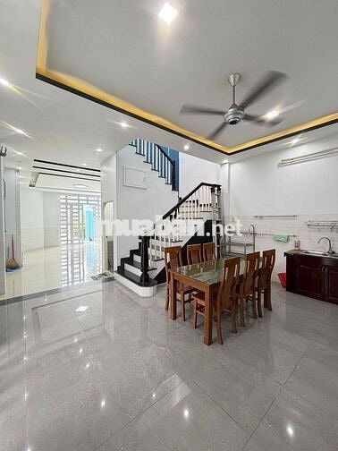Nhà góc 2 mặt tiền full nội thất KDC Long Thịnh