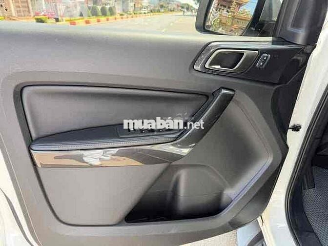 Ford Everest Titanium 2 cầu 4x4 2022 Trắng
