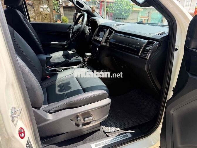 Ford Everest Titanium 2 cầu 4x4 2022 Trắng
