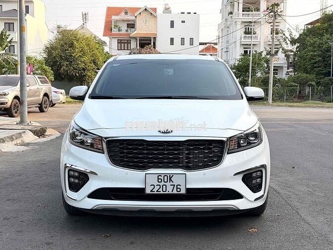 Kia Sedona Full Option 2019 màu trắng.
